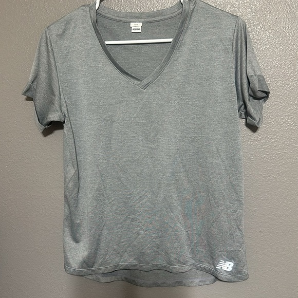 New Balance size M/L V-Neck Women’s Athletic Shirt - Picture 10 of 11